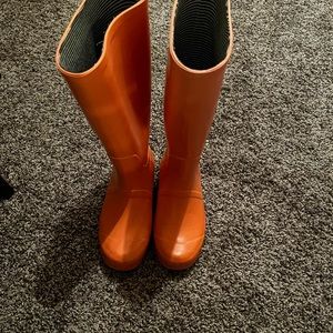 Cute orange wellie size 8